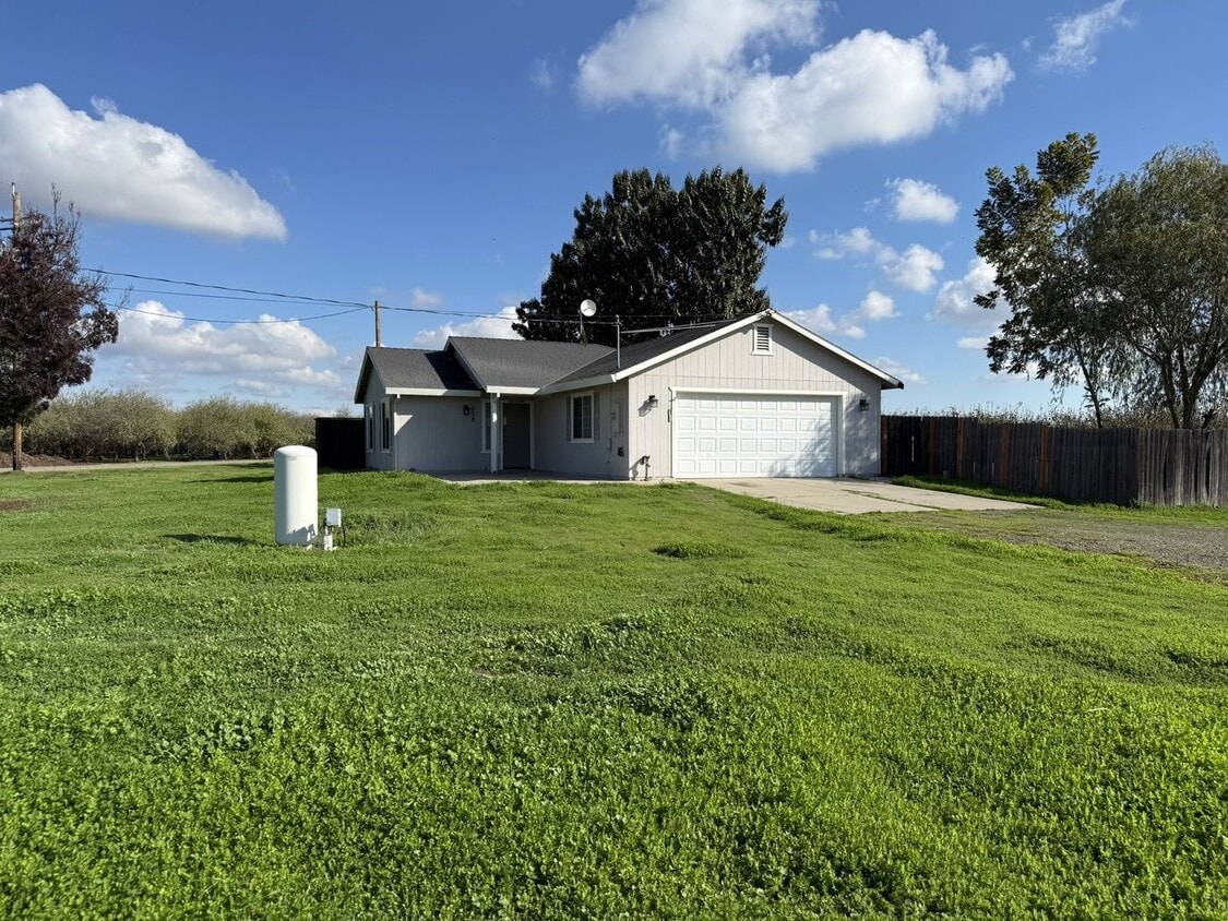 Foto principal - Spacious 2/1 in the country AVAILABLE NOW!!!