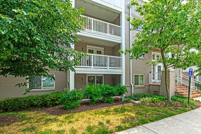 Building Photo - 4091 S Four Mile Run Dr