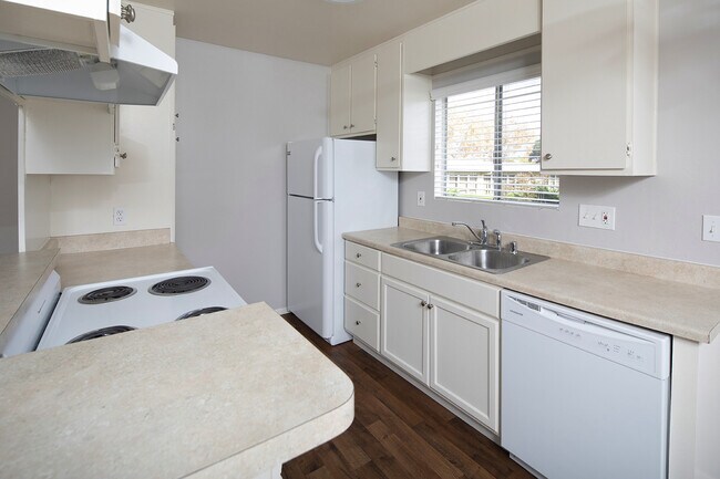 Foto del edificio - OPEN HOUSE: 6/27 10AM-12PM~ 2 BR Bright Apartment with Parking and AC!