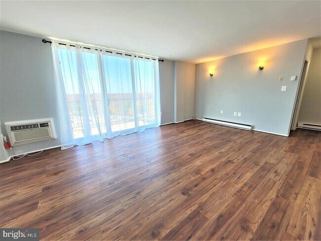 Building Photo - 3245 Rio Dr