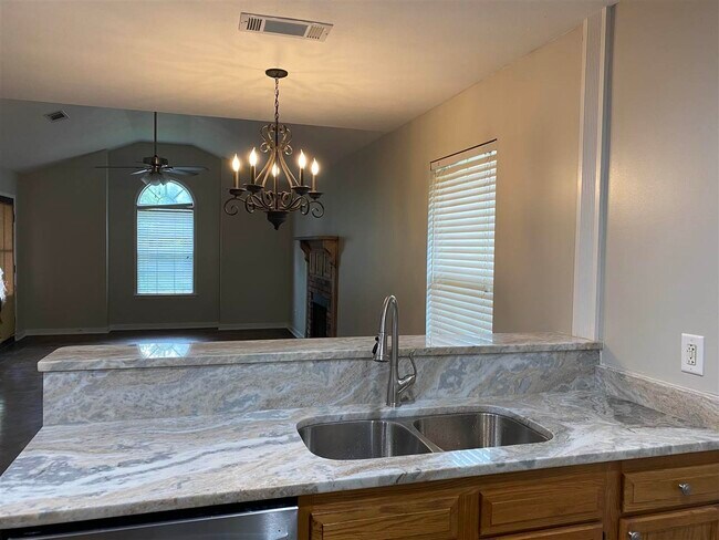 Building Photo - 605 Mockingbird Cir