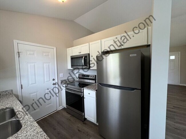 Building Photo - Charming 3 bedroom 2 bathroom home in Char...