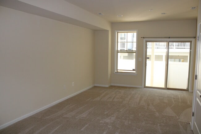 Building Photo - 829 Jarrett Ln