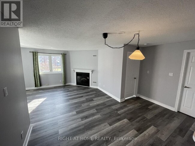 Photo du bâtiment - 193 Lake Driveway W