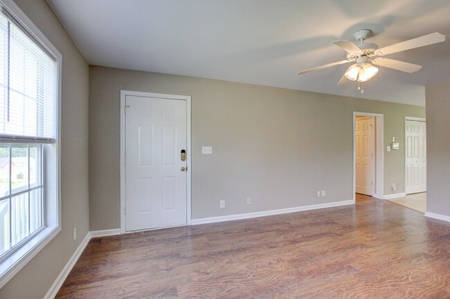 Foto del edificio - Hurry.  3 bed 2 bath 1 car under $1400