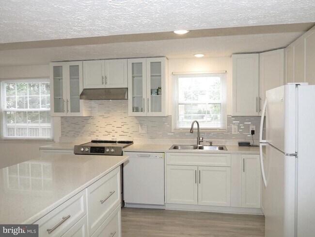 Building Photo - 8406 Woodford Ct