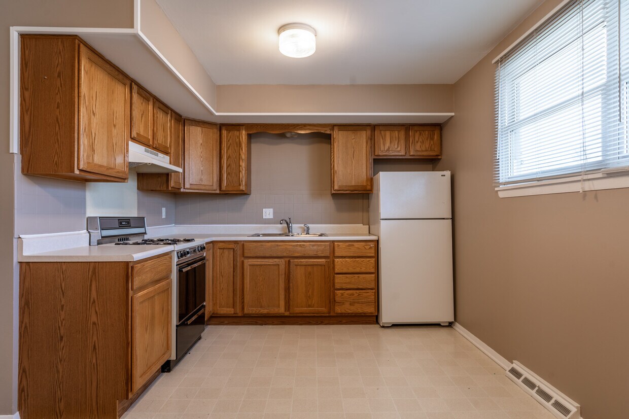 Building Photo - 5056 N Lakeside Pl