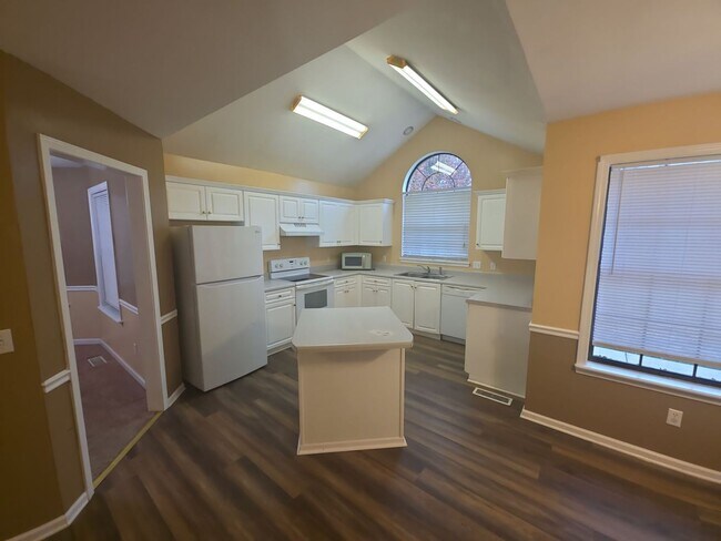 Foto del edificio - Charming Single-Level 3 Bedroom Home with Large Back Porch and 2-Car Garage