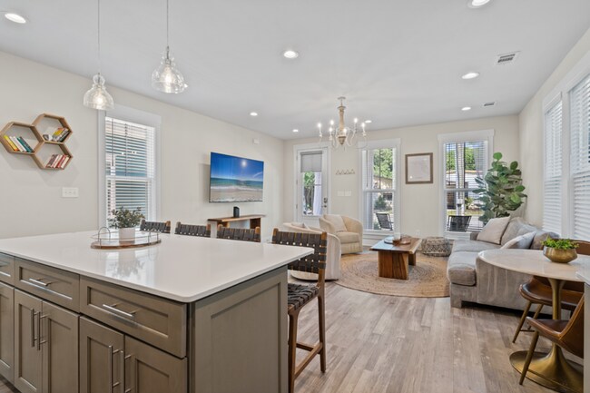 Foto del edificio - Luxurious Furnished Downtown Cottage - Mid...