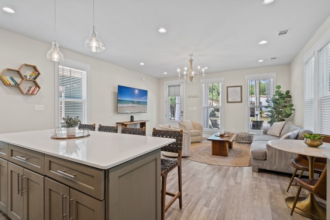 Building Photo - Luxurious Furnished Downtown Cottage - Mid Term Rental