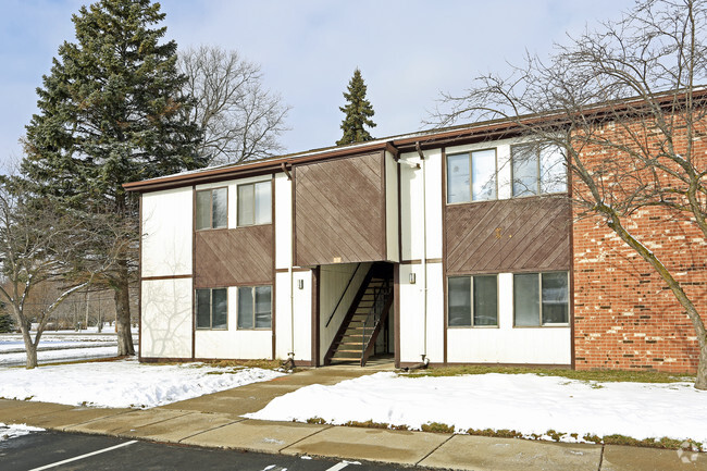 Building - Algonac Manor Apartments