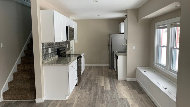 Building Photo - 231 Mann Ave