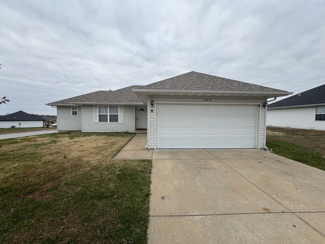 Foto principal - Updated 3 bedroom 2 bath Home in Clever MO