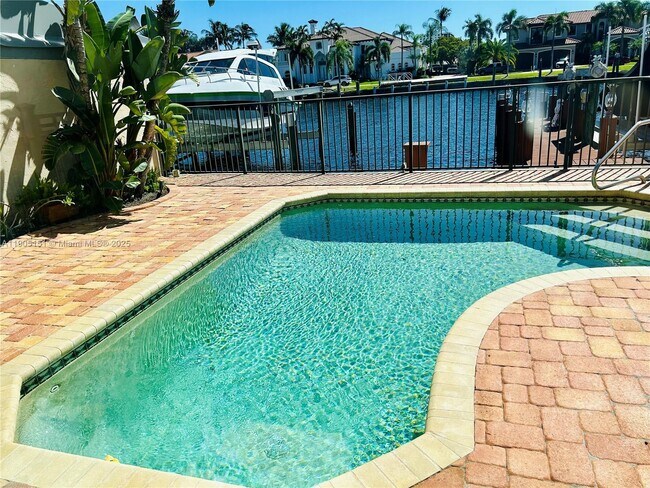 Foto del edificio - 484 Commodore Cir