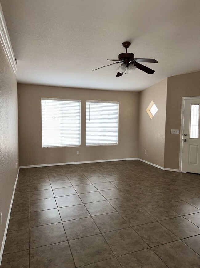 Foto del edificio - Unfurnished Full Time