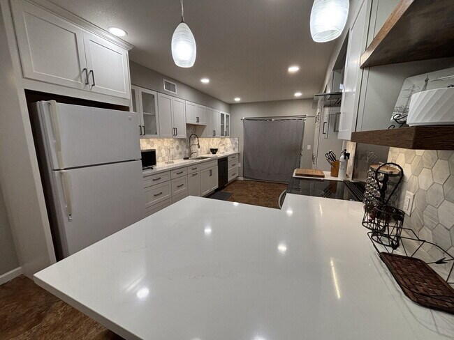 Building Photo - Beautiful, fully remodeled and furnished 1600+sf apartment ready to go!