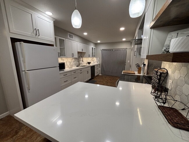 Foto del edificio - Beautiful, fully remodeled and furnished 1600+sf apartment ready to go!