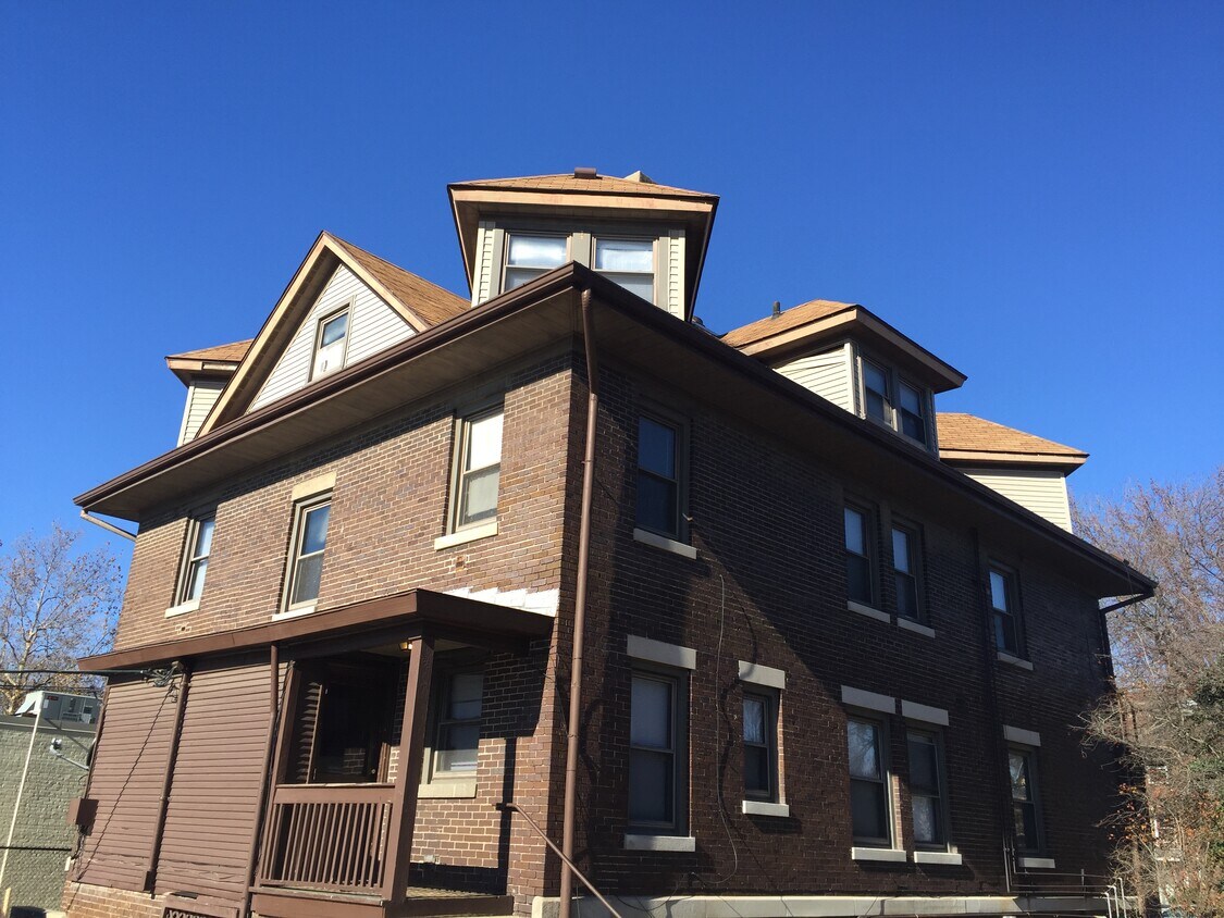 110 S Grand Ave W Unit 4, Springfield, IL 62704 Apartment for Rent in