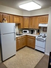 Building Photo - 555 Highland Dr