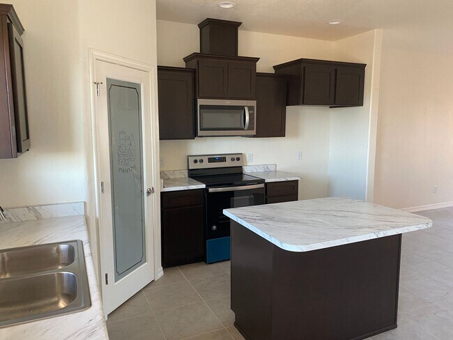 Building Photo - 2 Bedroom in a Gated Community