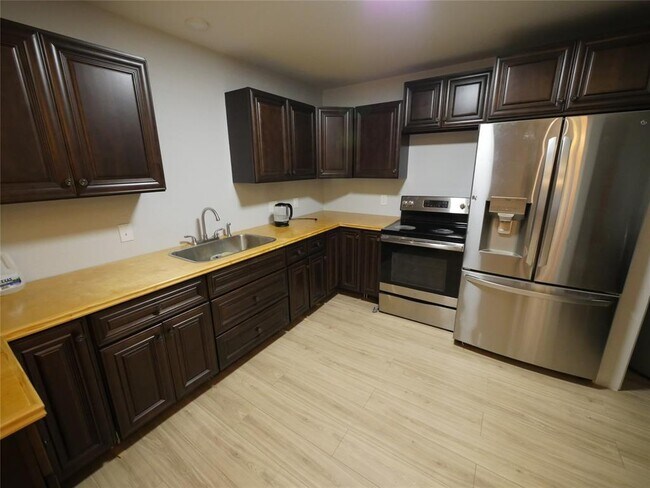 Building Photo - 8002 Beechnut St