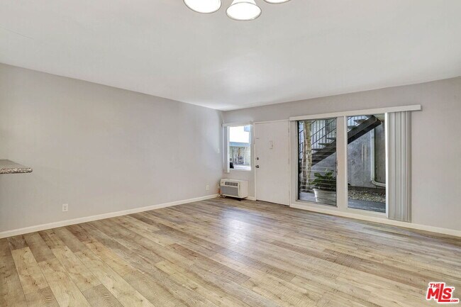 Foto del edificio - 1319 Stanley Ave