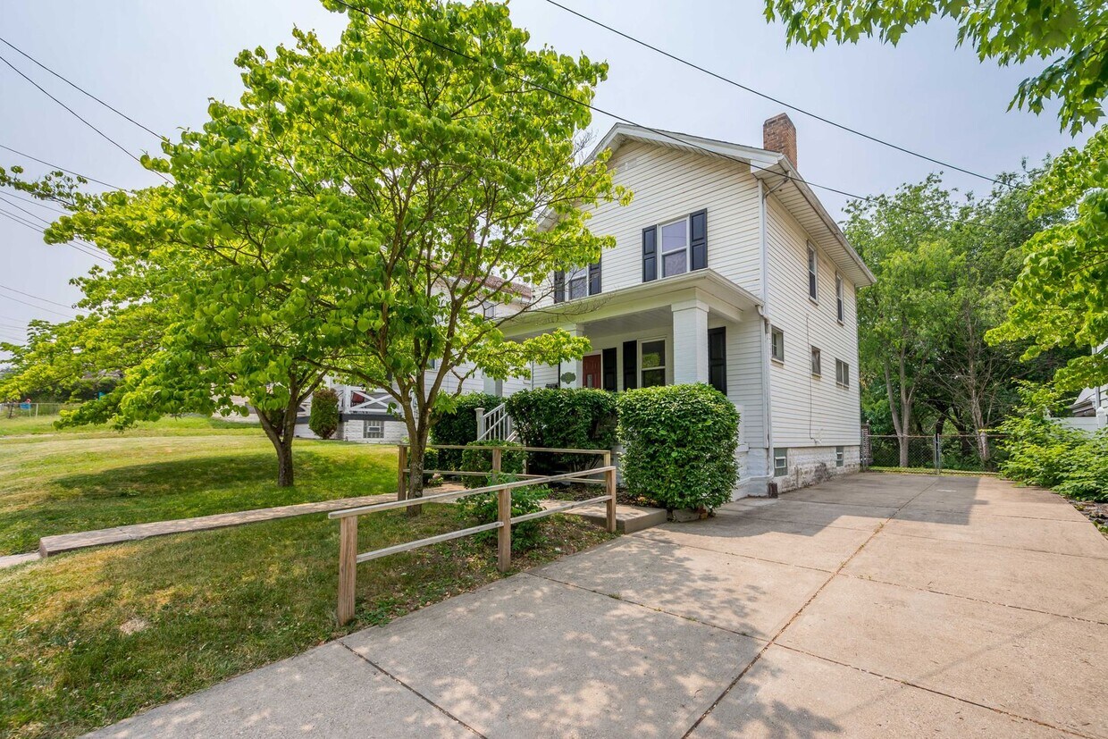 Primary Photo - AVAILABLE JAN 1ST 2025!! GORGEOUS 3 BEDROO...