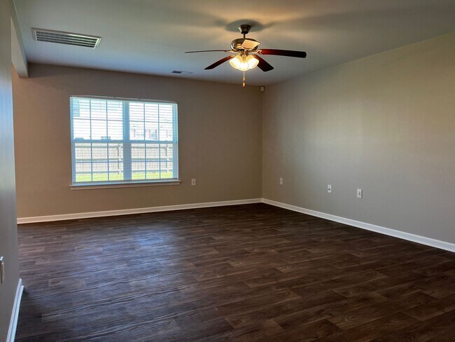 Foto del edificio - Ultra Spacious Living in Lake Tyler Subdivision