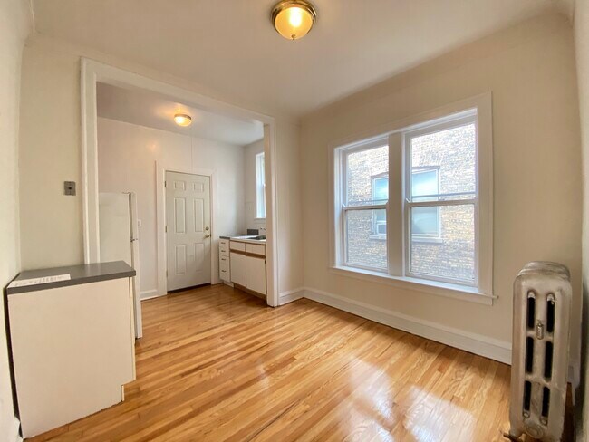 Building Photo - 3927 N Pine Grove Ave