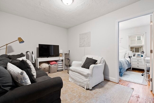 Building Photo - 442 W 4th St