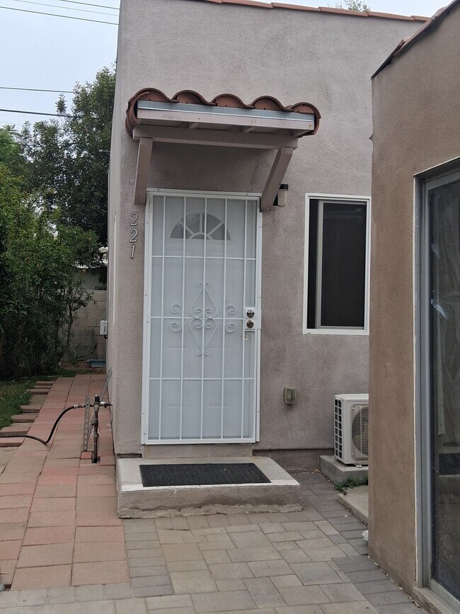 Puerta principal - 219 W Ash Ave