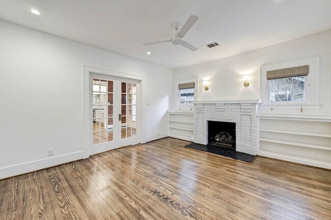Foto del edificio - Completely renovated Heights historic bung...