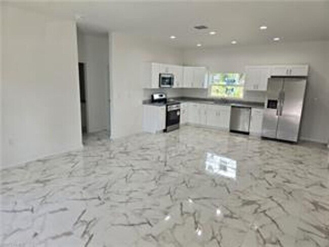 Foto del edificio - Must see-NEW CONTRUCTION 2/2/1- SW LEHIGH ...
