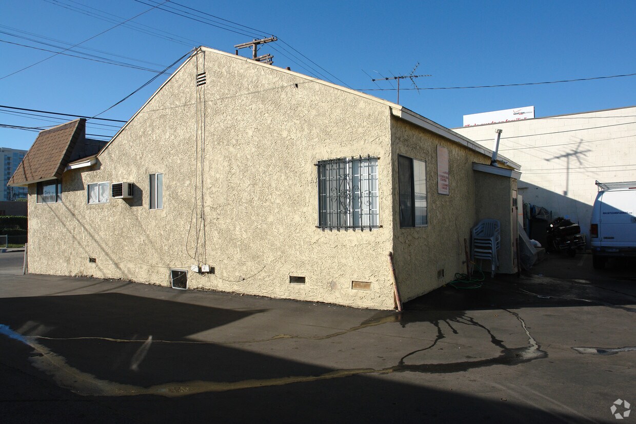 Building Photo - 11311 Burbank Blvd