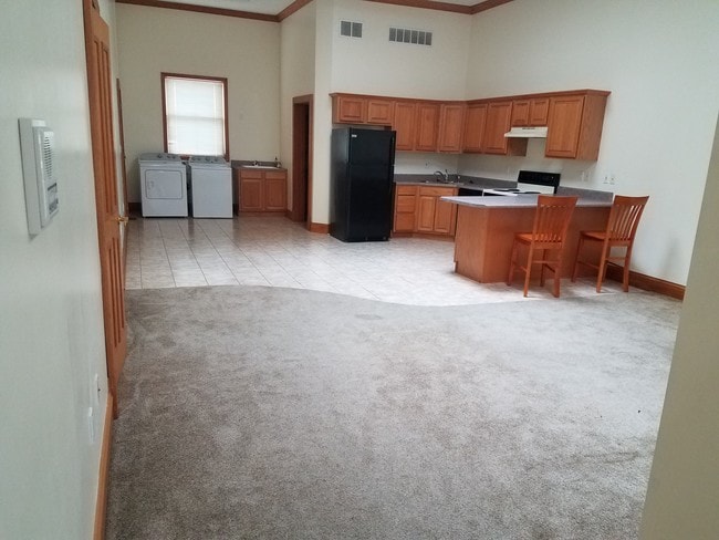 Building Photo - 844 Main St