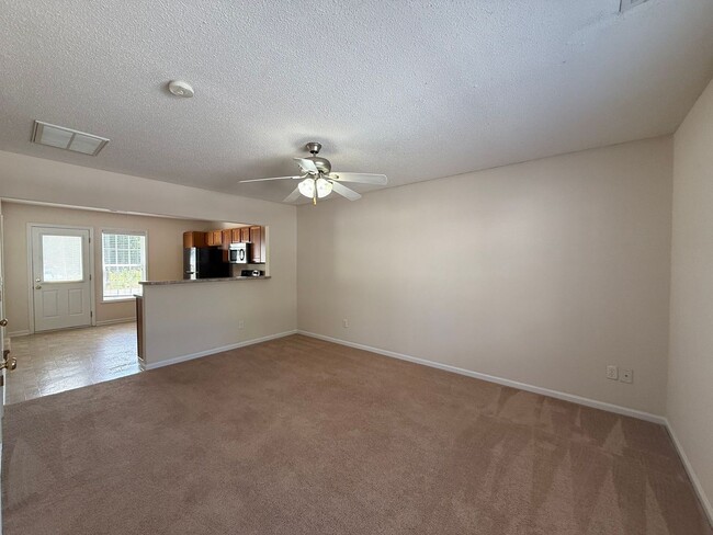 Building Photo - 2 bedroom, 2.5 Bath Townhouse