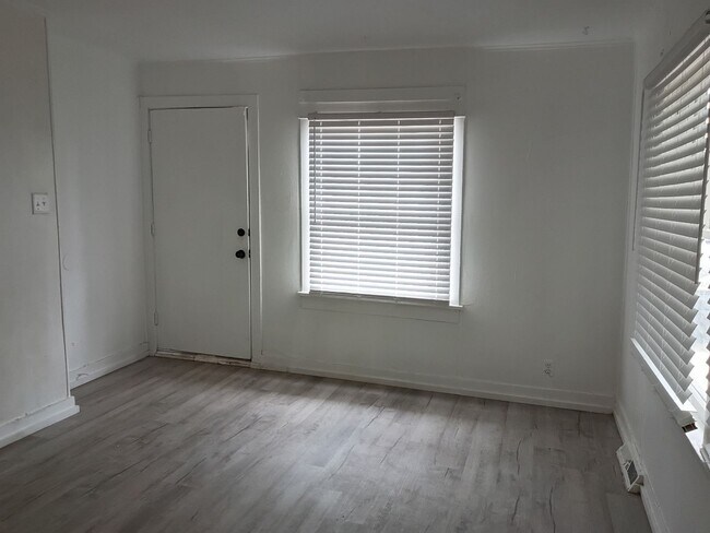 Foto del edificio - 1317 N La Crosse Ave