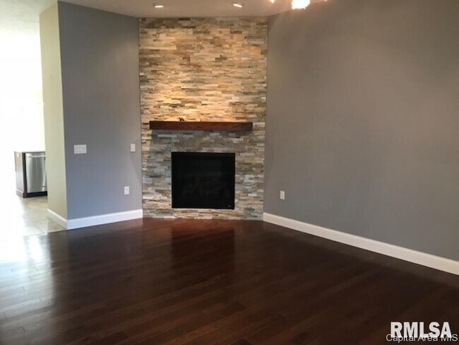 Building Photo - 2904 Cronin Dr