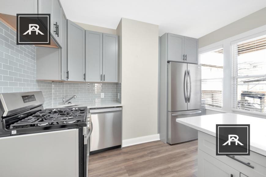 Foto principal - 3 bedroom in Boston MA 02127