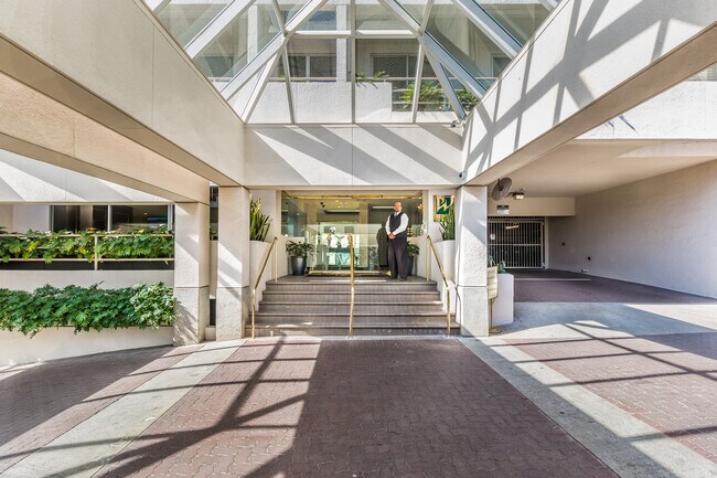 Foto del edificio - 1131 Alta Loma Rd