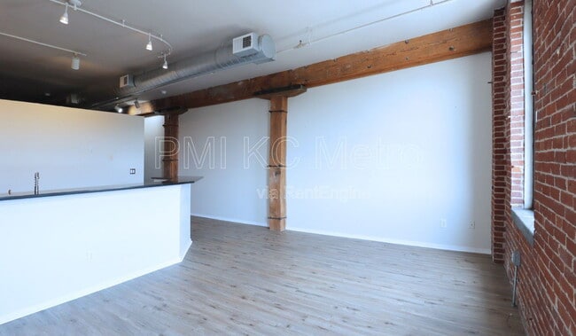 Building Photo - 200 Main St