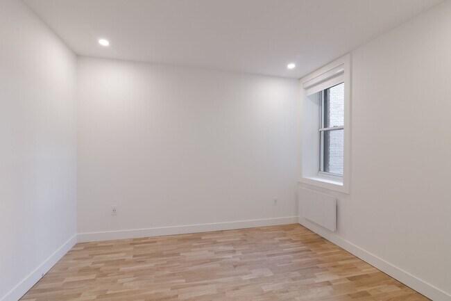 Building Photo - 5530 Ch De La Côte-Saint-Luc