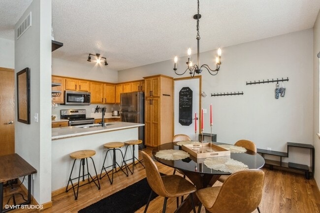 Cocina Comedor y Barra de Desayuno - 2762 Irving Ave