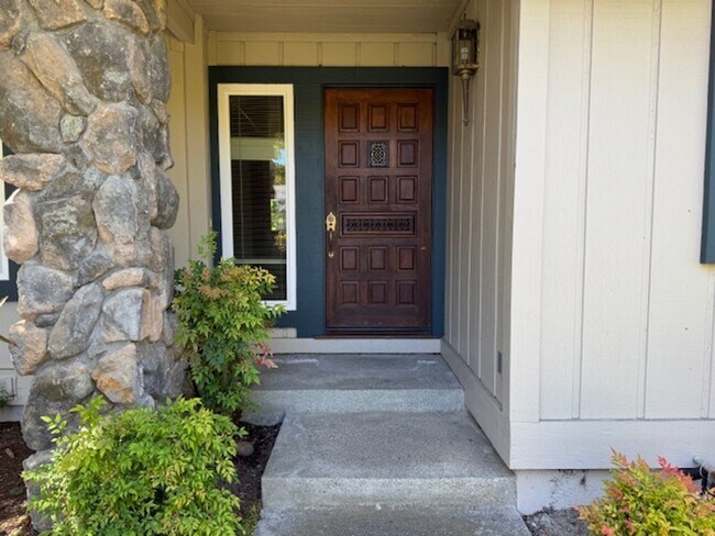 Foto del edificio - Spacious 4 bedroom, single level home in M...