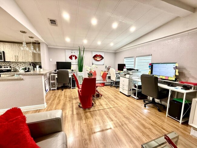 Foto del edificio - 5371 NW 200th Terrace
