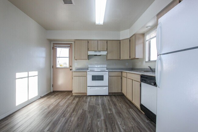 Foto del edificio - 8040 E Lakeshore Dr