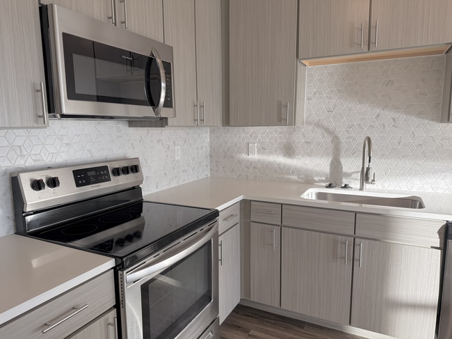 kitchen-high-line-pointe-B5-2x2.5-1301-600-pikes-peak-3-13-2026(2).JPG - High Line Pointe