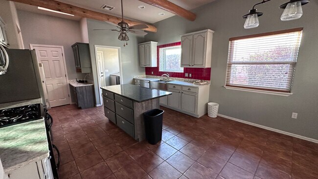 Foto del edificio - Beautiful 3 Bedroom 2 Bathroom with Low Ma...