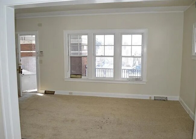 Building Photo - 3 bedroom 1 bath- March 1st