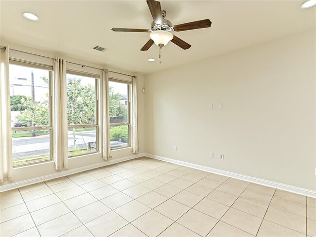 Foto del edificio - 6814 E Riverside Dr